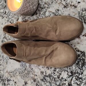 Time Tru, short wedge Boot, Size 10
